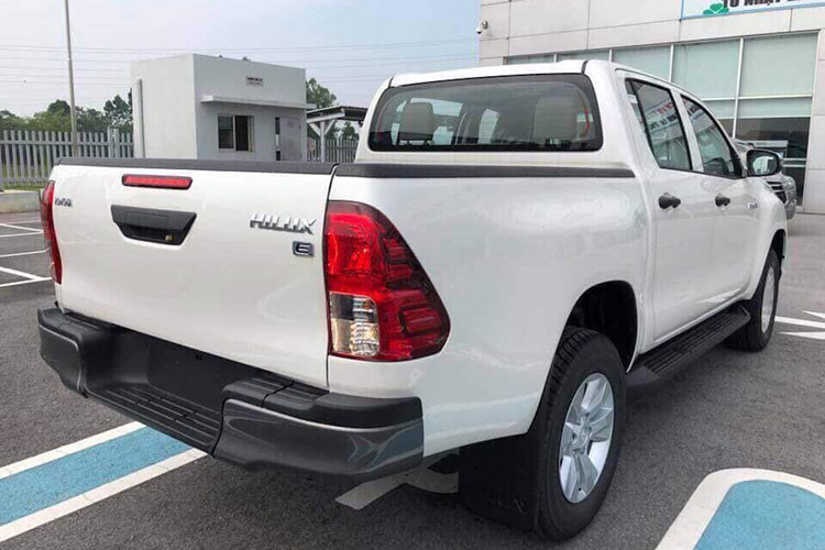 Tại Việt Nam, Hilux mới có 2 phiên bản động cơ bao gồm; 2.4L và 2.8L. Động cơ 2.4L 2GD-FTV Turbodiesel đạt công suất 150 mã lực tại 3.400v/ph và mô-men xoắn 400Nm tại 1.600-2.000v/ph. Bản động cơ 2.8L 1GD-FTV đạt công suất 177 mã lực tại 3.400v/ph và mô-men xoắn 450Nm tại 1.600-2.400v/ph kết hợp số sàn hoặc tự động 6 cấp.