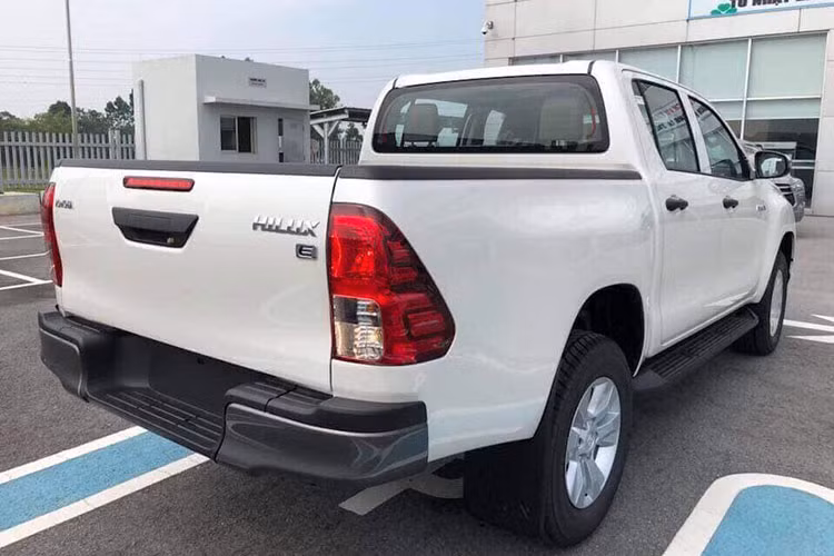 Tại Việt Nam, Hilux mới có 2 phiên bản động cơ bao gồm; 2.4L và 2.8L. Động cơ 2.4L 2GD-FTV Turbodiesel đạt công suất 150 mã lực tại 3.400v/ph và mô-men xoắn 400Nm tại 1.600-2.000v/ph. Bản động cơ 2.8L 1GD-FTV đạt công suất 177 mã lực tại 3.400v/ph và mô-men xoắn 450Nm tại 1.600-2.400v/ph kết hợp số sàn hoặc tự động 6 cấp.