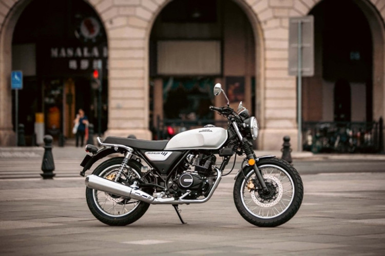 Mẫu xe naked-bike Honda CGX150 thế hệ mới có kích thước dài x rộng x cao lần lượt là 1.960 x 780 x 1.014 mm, xe nặng khoảng 125 kg.