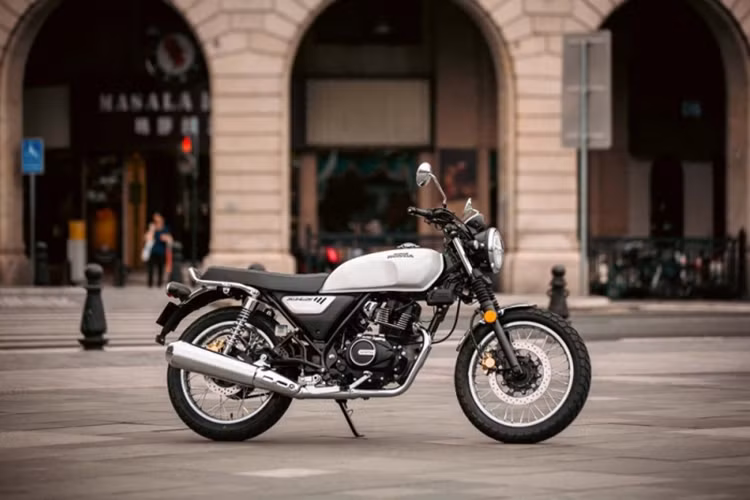 Mẫu xe naked-bike Honda CGX150 thế hệ mới có kích thước dài x rộng x cao lần lượt là 1.960 x 780 x 1.014 mm, xe nặng khoảng 125 kg.