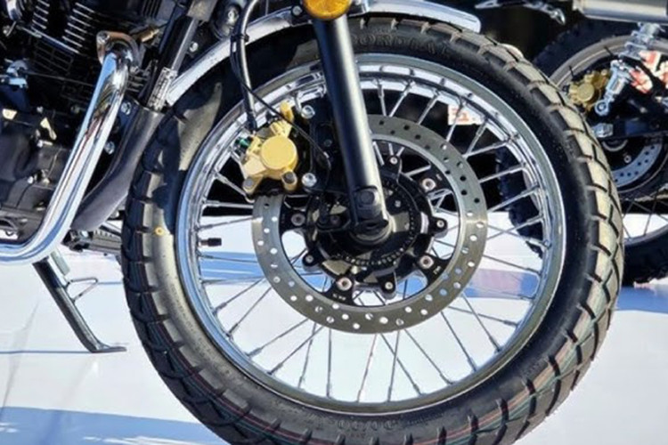 Phanh trước được tích hợp công nghệ chống bó cứng phanh ABS. Phuộc trước là loại ống lồng truyền thống, phía sau là lò xo đôi.