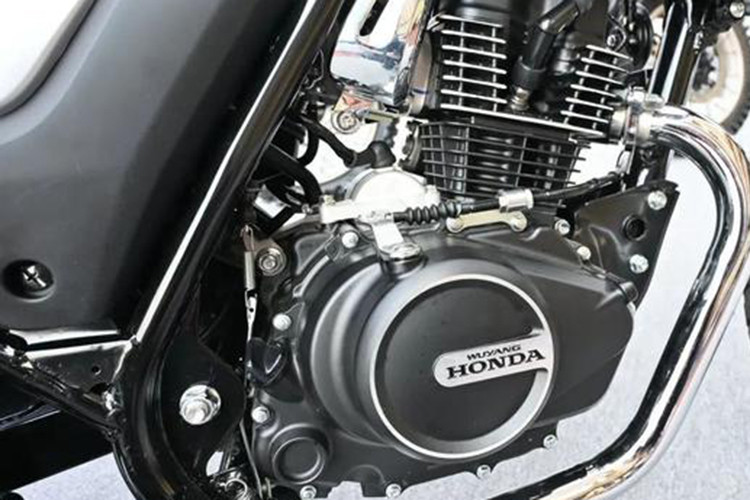 Chiếc xe có ống xả hơi hướng lên trên, điều này cho thấy khả năng đi địa hình nhẹ nhàng của nó. Honda CGX 150 linh hoạt trên nhiều môi trường lái khác nhau và phù hợp cho người mới bắt đầu lái xe côn tay.