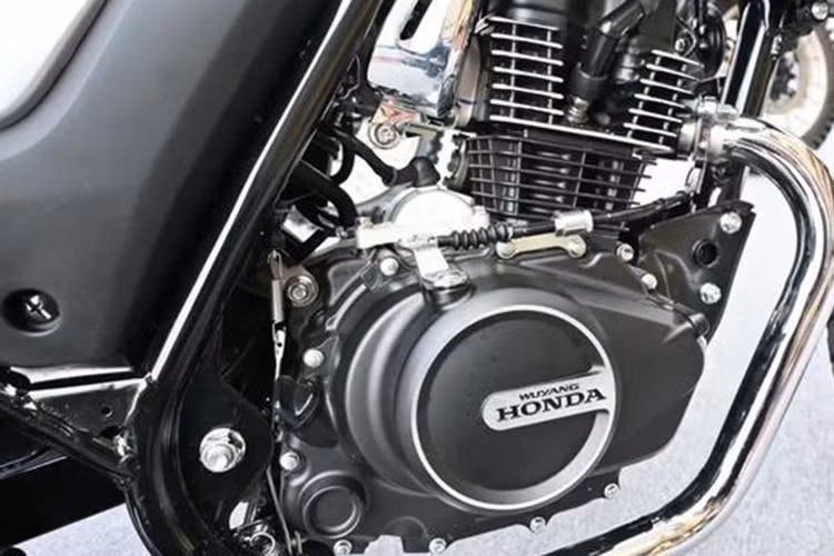 Chiếc xe có ống xả hơi hướng lên trên, điều này cho thấy khả năng đi địa hình nhẹ nhàng của nó. Honda CGX 150 linh hoạt trên nhiều môi trường lái khác nhau và phù hợp cho người mới bắt đầu lái xe côn tay.