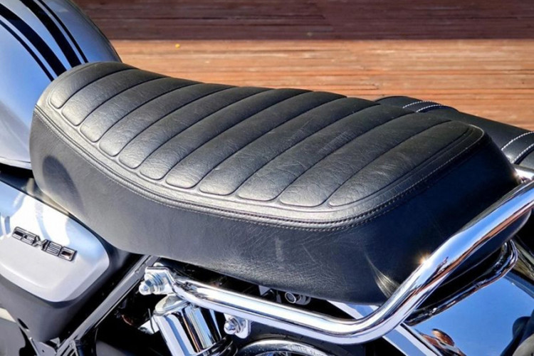 Mẫu xe côn tay Honda CGX150 được trang bị bộ vành nan hoa kích thước 17 inch cho cả bánh trước và bánh sau, đi kèm phanh đĩa đơn ở cả hai bánh.