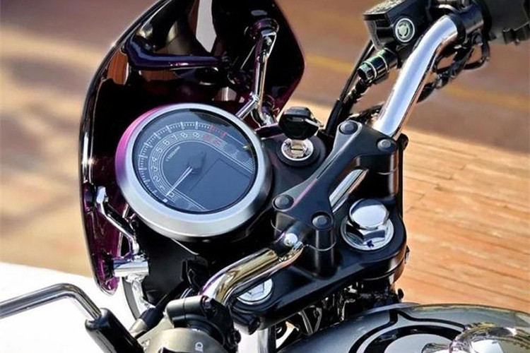 Xe sở hữu kiểu dáng mang đậm phong cách retro với yên xe phẳng cùng họa tiết vân ngang cổ điển. Hệ thống đèn trên xe đều là full LED từ đèn pha, đèn hậu cho đến đèn xi-nhan.