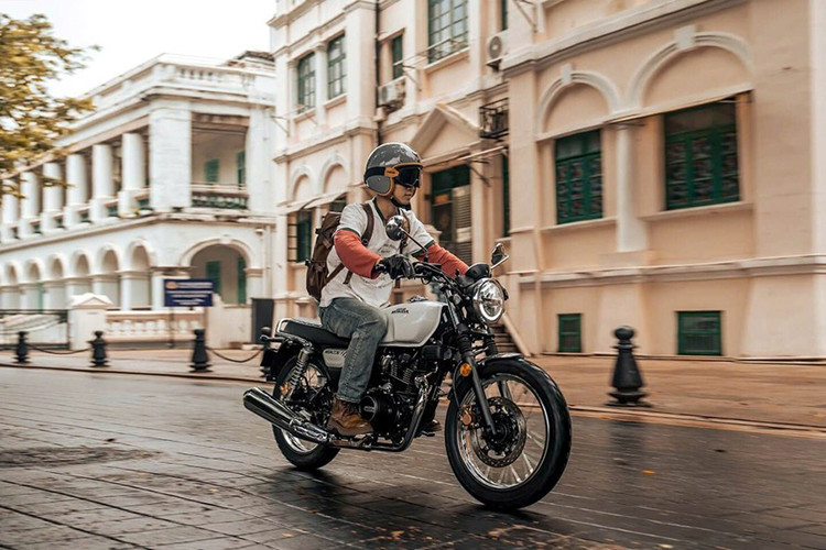 Cung cấp sức mạnh cho Honda CGX150 là động cơ xi-lanh đơn, làm mát bằng không khí, dung tích 149 phân khối, công suất 11,8 mã lực, mô-men xoắn 12,5 Nm. Động cơ đi kèm hộp số côn tay 5 cấp. Xe có thể tốc độ tối đa khoảng 98 km/h.