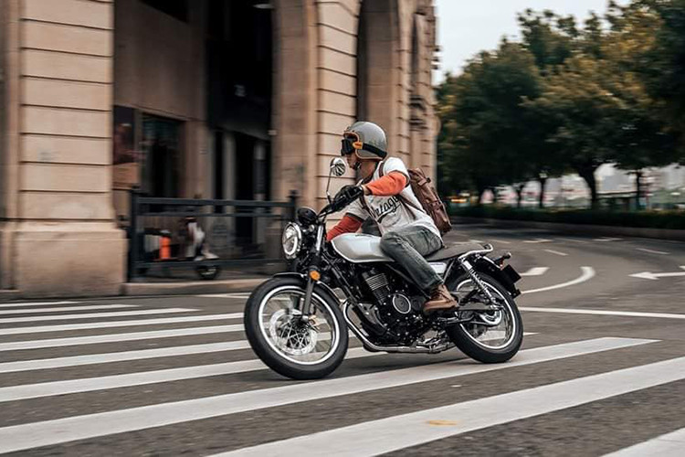 Chưa rõ giá xe Honda CGX150 được bán tại Việt Nam, nhưng xét về phân khúc và phong cách thiết kế, mẫu xe này có thể là đối thủ cạnh tranh với Yamaha XS155R đang được bán chính hãng với giá 77 triệu đồng.