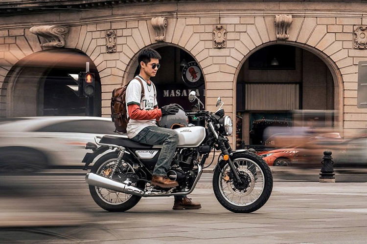 So với "đàn anh" CB350 H’ness, Honda CGX150 giá rẻ hơn và có kích thước nhỏ gọn cùng thiết kế tối giản, thích hợp cho những khách hàng trẻ có chi phí thấp và mới tiếp cận dòng xe côn tay.