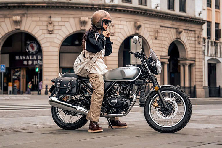 Được biết, Honda CGX150 2025 mới là mẫu xe côn tay giá rẻ do liên doanh Wuyang - Honda sản xuất. Mẫu xe này được coi là “đàn em” của Honda CB350 H'ness đang được Honda phân phối chính hãng tại Việt Nam với giá 130 triệu đồng.