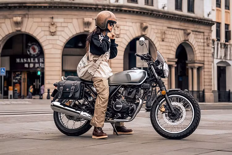 Được biết, Honda CGX150 2025 mới là mẫu xe côn tay giá rẻ do liên doanh Wuyang - Honda sản xuất. Mẫu xe này được coi là “đàn em” của Honda CB350 H'ness đang được Honda phân phối chính hãng tại Việt Nam với giá 130 triệu đồng.