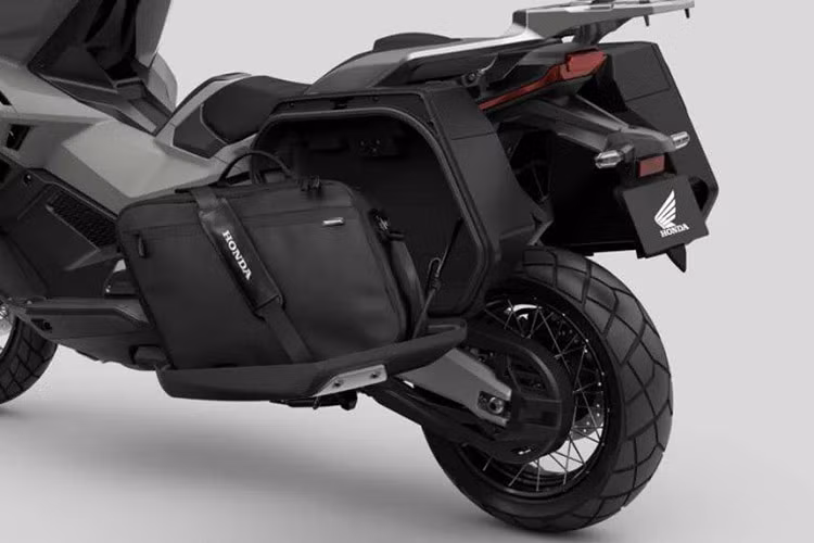 X-ADV 2025 sử dụng bướm ga điện tử với bốn chế độ lái: Normal, Sport, Rain và Gravel. Người dùng cũng có thể tùy chỉnh các thiết lập về phân phối công suất, phanh động cơ, chống bó cứng phanh ABS và hệ thống kiểm soát lực kéo ba cấp. 