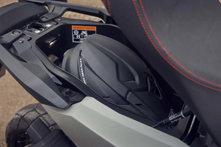 Mẫu xe tay ga Honda X-ADV 2025 này cũng được trang bị màn hình TFT màu 5 inch với nhiều giao diện lựa chọn, hỗ trợ kết nối điện thoại thông minh thông qua ứng dụng Honda RoadSync.