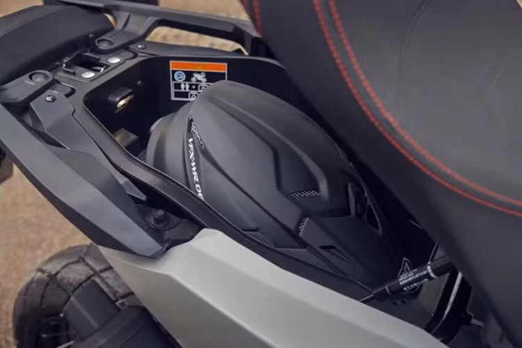 Mẫu xe tay ga Honda X-ADV 2025 này cũng được trang bị màn hình TFT màu 5 inch với nhiều giao diện lựa chọn, hỗ trợ kết nối điện thoại thông minh thông qua ứng dụng Honda RoadSync.