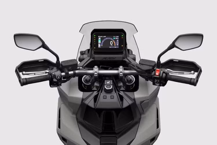 Tổng cộng có 25 bộ phận trên thân xe được làm từ nhựa tái chế và vật liệu sinh khối. Yên xe có độ cao 820 mm giúp tăng cường khả năng xử lý, trong khi tay lái đặt ở độ cao 920 mm giúp người điều khiển có tầm nhìn tốt hơn.