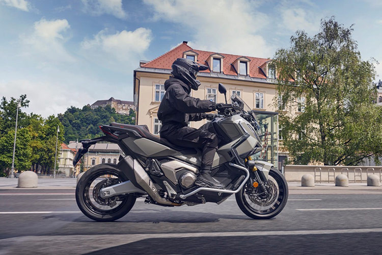 Ở chế độ Gravel, X-ADV mang đến trải nghiệm lái thể thao với khả năng giảm trượt, cho phép người lái cảm nhận lực kéo bánh sau, đặc biệt khi di chuyển trên địa hình gồ ghề.