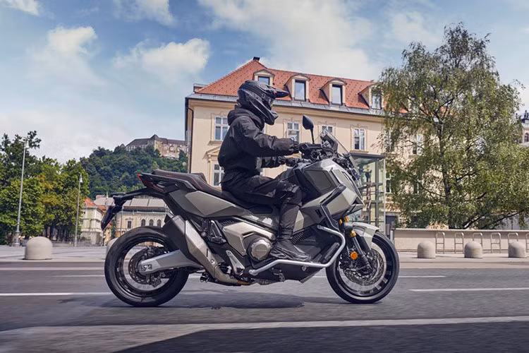 Ở chế độ Gravel, X-ADV mang đến trải nghiệm lái thể thao với khả năng giảm trượt, cho phép người lái cảm nhận lực kéo bánh sau, đặc biệt khi di chuyển trên địa hình gồ ghề.