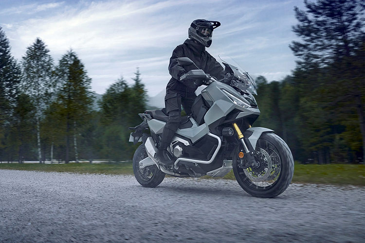 Xe có ba tùy chọn màu sắc cho thị trường châu Âu gồm: Trắng Ngọc Trai, Xám Đất Mờ và Đen Graphite. Ngoài ra, còn có phiên bản đặc biệt X-ADV với lớp sơn hai tông màu Vàng Nhạt Mờ. Hiện mức giá xe Honda X-ADV 2025 vẫn chưa công bố.