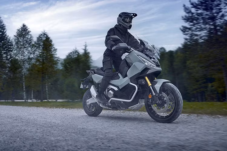 Xe có ba tùy chọn màu sắc cho thị trường châu Âu gồm: Trắng Ngọc Trai, Xám Đất Mờ và Đen Graphite. Ngoài ra, còn có phiên bản đặc biệt X-ADV với lớp sơn hai tông màu Vàng Nhạt Mờ. Hiện mức giá xe Honda X-ADV 2025 vẫn chưa công bố.