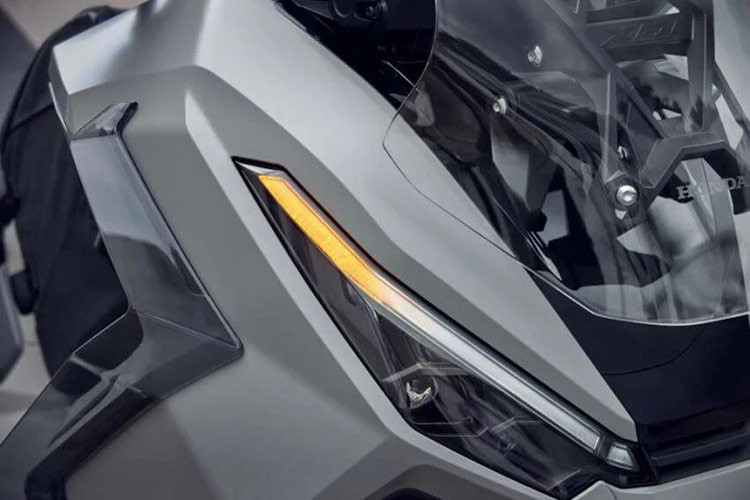 X-ADV 2025 còn được trang bị kính chắn gió Durabio có thể điều chỉnh bằng một tay với ba cấp độ. Đèn pha LED được thiết kế lại, tích hợp đèn ban ngày và đèn xi-nhan với công nghệ "mắt ẩn". Đèn xi-nhan còn tích hợp thêm chức năng đèn dừng khẩn cấp ESS.