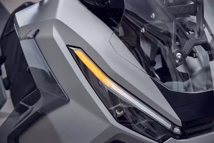 X-ADV 2025 còn được trang bị kính chắn gió Durabio có thể điều chỉnh bằng một tay với ba cấp độ. Đèn pha LED được thiết kế lại, tích hợp đèn ban ngày và đèn xi-nhan với công nghệ "mắt ẩn". Đèn xi-nhan còn tích hợp thêm chức năng đèn dừng khẩn cấp ESS.