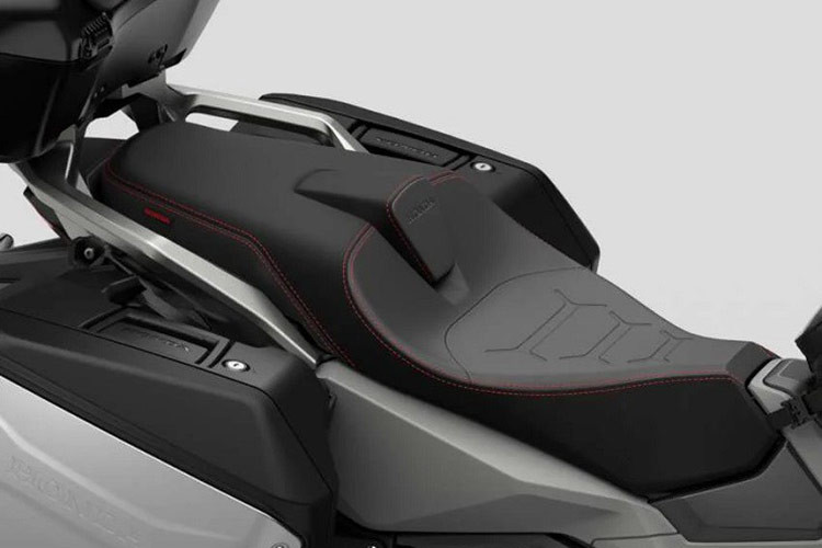 Ngoài ra, hệ thống kiểm soát hành trình, hộp số ly hợp kép DCT, chìa khóa thông minh, ngăn đựng găng tay phía trước và hộc đồ dưới yên dung tích 22 lít tích hợp cổng USB-C đều là những trang bị tiêu chuẩn trên X-ADV 2025.