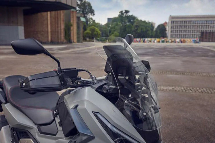 Một trong những nâng cấp nổi bật của phiên bản này là khả năng điều khiển ở tốc độ chậm được cải thiện đáng kể. Bên cạnh việc áp dụng vật liệu tái chế cho thân xe, các kỹ sư Honda còn sử dụng nhựa sinh khối Durabio cho một số chi tiết ở phần đầu xe.