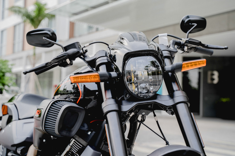 Được tạo ra nhằm cạnh tranh trực tiếp với các đối thủ trong phân khúc cruiser "cơ bắp" (Power cruiser), FXDR 114 không còn vẻ ngoài mang hơi hướng cổ điển giống như các dòng xe trước đây của Harley-Davidson. Phần đầu xe được trang bị đèn pha và đèn báo dạng led hiện đại.