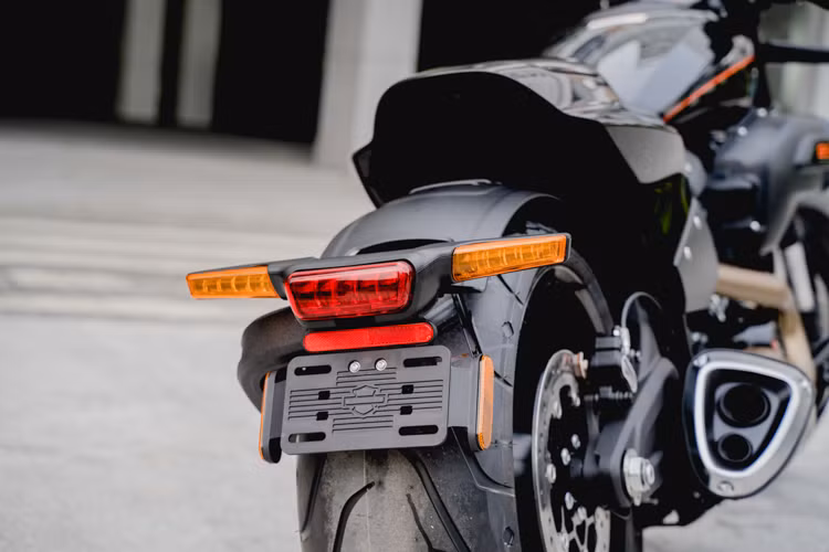 Nhờ có hệ thống xả với pô đặt cao và hệ thống treo mới, FXDR 114 có thể đạt độ nghiêng thân xe tối đa cao hơn "những người anh em" dòng Softail - lên tới 32,6 độ ở bên trái và 32,8 độ cho bên phải. Sở hữu ghi-đông clip-on dạng drag bar, xe sẽ khiến người lái phải dồn nửa trên của cơ thể về phía trước nhiều hơn so với những dòng cruiser truyền thống khác.