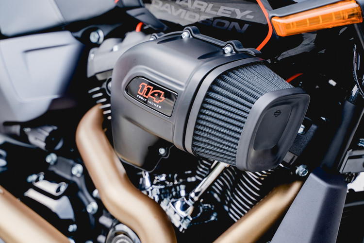 Harley-Davidson đã trang bị cho mẫu FXDR 114 mới cỗ máy V-Twin Milwaukee-Eight thế hệ mới với dung tích lớn nhất 114 inch khối - hay 1868cc, cho mô-men xoắn lên tới 160 Nm chỉ từ tua máy 3.500rpm. 