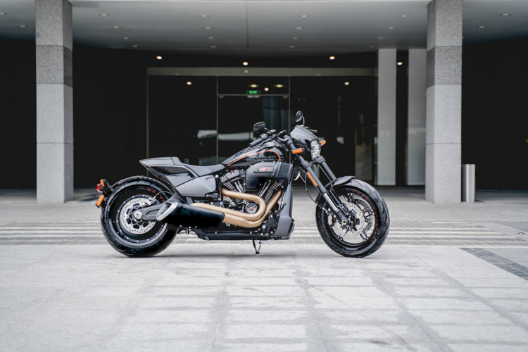 Harley-Davidson tại Việt Nam mới đây đã cho ra mắt loạt xe môtô mới đời 2019 tới thị trường trong nước. Trong đó, mẫu xe tâm điểm thu hút sự chú ý của những người đam mê môtô phân khối lớn thương hiệu Mỹ lần này chính là chiếc xe Harley-Davidson FXDR 114 mới.