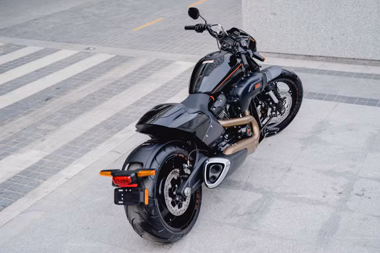 Harley-Davidson FXDR 114 - một chiếc power cruiser thuộc dòng Softail, lấy cảm hứng từ những chiếc xe đua "cơ bắp". Là một dòng xe hoàn toàn mới của hãng xe môtô Harley-Davidson, FXDR 114 mang ngôn ngữ thiết kế, thoát khỏi kiểu dáng cổ điển thuần túy cớ bắp trước đây.