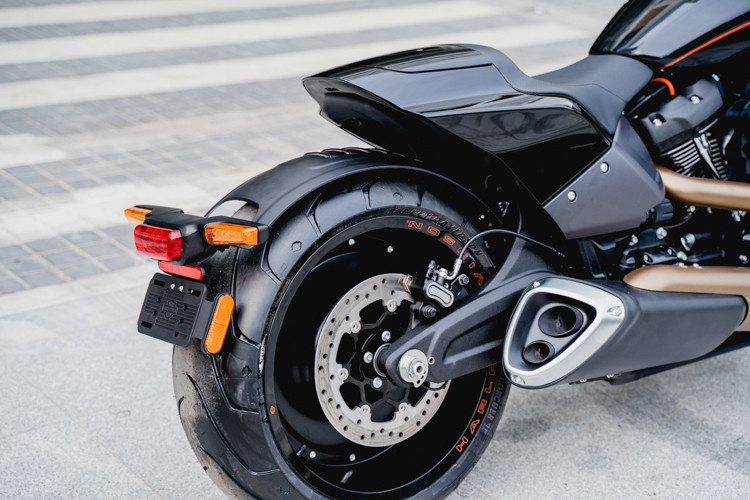 Theo Harley-Davidson cho hay, phần gắp nhôm của xe nặng 6,2 kg, trong khi các loại gắp thép điển hình nặng đến 10,9 kg. Các khung phụ phía sau cũng được làm bằng nhôm trong khi phần đuôi được làm từ composite, giảm 3,2 kg so với một khung phụ thép và chắn bùn sử dụng trên các mẫu Softail khác.