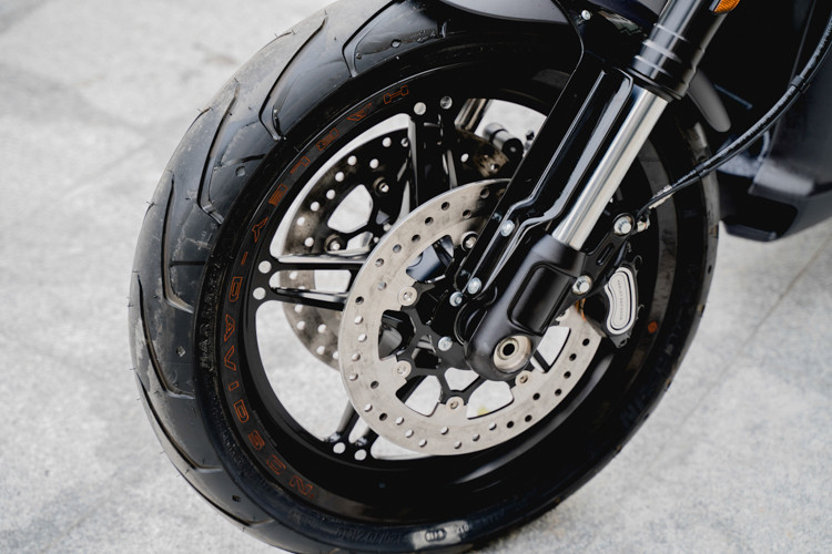 Phuộc trước của xe dạng USD có đường kính 43mm, phía sau là monoshock. Lốp trước của chiếc xe có bản 120mm như nhiều mẫu môtô phân khối lớn khác, tuy nhiên lốp sau lên tới 240mm - cặp lốp này bọc xung quanh bộ vành có tên gọi Ace bằng hợp kim nhôm nhẹ, có đường kính trước/sau 19 - 18 inch với dạng đặc ở bánh sau và sao 5 cánh kép ở bánh trước.
