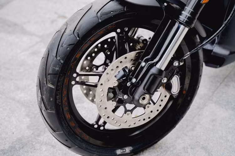 Phuộc trước của xe dạng USD có đường kính 43mm, phía sau là monoshock. Lốp trước của chiếc xe có bản 120mm như nhiều mẫu môtô phân khối lớn khác, tuy nhiên lốp sau lên tới 240mm - cặp lốp này bọc xung quanh bộ vành có tên gọi Ace bằng hợp kim nhôm nhẹ, có đường kính trước/sau 19 - 18 inch với dạng đặc ở bánh sau và sao 5 cánh kép ở bánh trước.