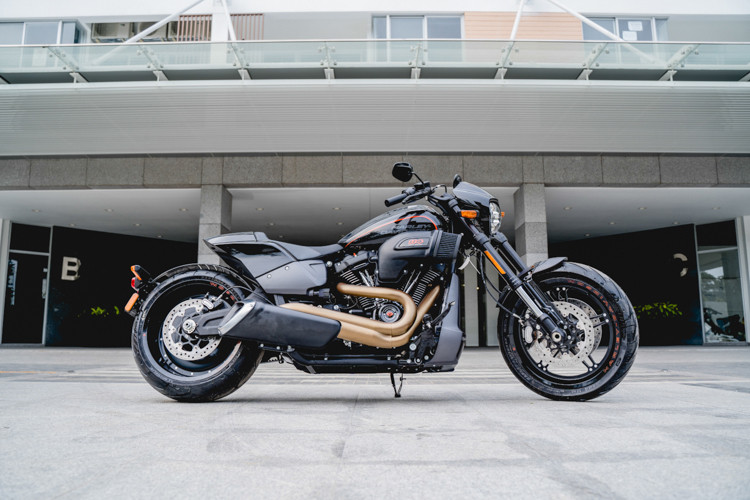 Tại Việt Nam, giá xe Harley-Davidson FXDR 114 chính hãng sẽ bắt đầu từ 799,5 triệu cho phiên bản màu đen bóng Vivid Black, và tăng lên 809,5 triệu đồng cho các phiên bản màu sắc khác. Ngoài ra thương hiệu môtô Mỹ này cũng công bố mức giá mới rẻ hơn cho một số dòng xe.