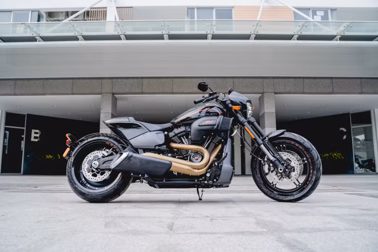 Tại Việt Nam, giá xe Harley-Davidson FXDR 114 chính hãng sẽ bắt đầu từ 799,5 triệu cho phiên bản màu đen bóng Vivid Black, và tăng lên 809,5 triệu đồng cho các phiên bản màu sắc khác. Ngoài ra thương hiệu môtô Mỹ này cũng công bố mức giá mới rẻ hơn cho một số dòng xe.