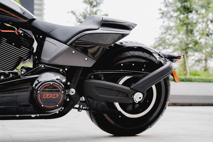Trang bị an toàn của Harley-Davidson FXDR 114 mới ra mắt tại Việt Nam sẽ bao gồm phanh đĩa kép đường kính 300 mm, kẹp phanh 4 piston phía trước và phanh đĩa đơn đường kính 292 mm kẹp phanh 2 piston phía sau. Hệ thống chống bó cứng ABS là trang bị tiêu chuẩn.