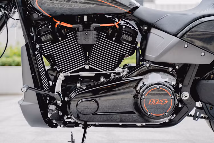 Vốn dành cho những cỗ máy CVO bản đặc biệt cao cấp nhất, động cơ này còn được cải tiến với lọc gió và cổ hút lấy cảm hứng từ mẫu xe đua drag World Champion Screamin’ Eagle/Vance &amp; Hines, cũng như hệ thống xả hai trong một mới.