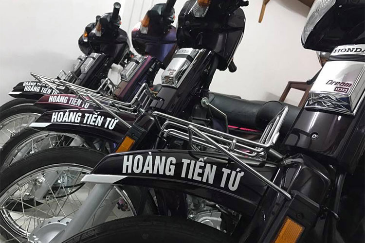 Ngoài dàn xe biển "tứ quý", nếu người mua trọn gói cả 5 chiếc Dream biển tứ quý trên còn được chủ nhân tặng luôn 1 chiếc Honda Dream mang biến số 6789, một loại biển số cực kỳ đắt giá. 6789 là tượng trưng cho "Lộc Phất Phát Vĩnh Cửu". Ngoài ra đây là dãy số tiến liên tục nên còn được gọi là “san bằng tất cả”.