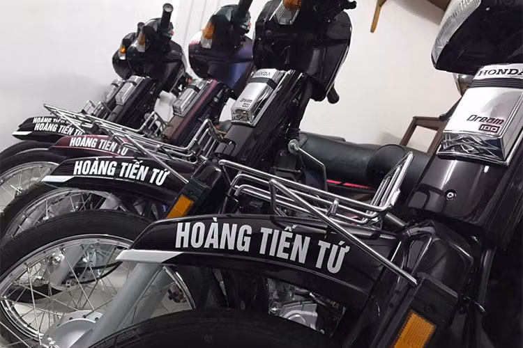 Ngoài dàn xe biển "tứ quý", nếu người mua trọn gói cả 5 chiếc Dream biển tứ quý trên còn được chủ nhân tặng luôn 1 chiếc Honda Dream mang biến số 6789, một loại biển số cực kỳ đắt giá. 6789 là tượng trưng cho "Lộc Phất Phát Vĩnh Cửu". Ngoài ra đây là dãy số tiến liên tục nên còn được gọi là “san bằng tất cả”.