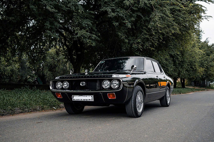 Mới đây, một chiếc Toyota Crown chạy 52 năm tuổi đã được phục dựng bởi một cơ sở độ nổi tiếng tại TP.HCM. Theo đại diện cơ sở, việc tìm thấy một chiếc Toyota Crown đời 1972-1975 với đầy đủ giấy tờ hợp lệ như mẫu xe này là điều hiếm gặp.