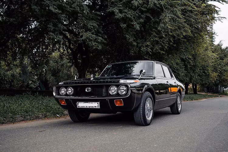 Mới đây, một chiếc Toyota Crown chạy 52 năm tuổi đã được phục dựng bởi một cơ sở độ nổi tiếng tại TP.HCM. Theo đại diện cơ sở, việc tìm thấy một chiếc Toyota Crown đời 1972-1975 với đầy đủ giấy tờ hợp lệ như mẫu xe này là điều hiếm gặp.