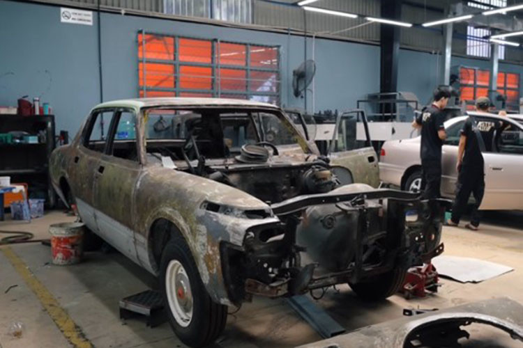 Toàn bộ gioăng cao su và nẹp nhôm nguyên bản đều được thay thế. Các nghệ nhân Việt Nam đã chế tác các chi tiết kim loại từ inox đảm bảo độ bền lên tới 30 năm. Bộ mâm nguyên bản được thay bằng bánh căm mang đến vẻ hoài cổ đặc trưng.