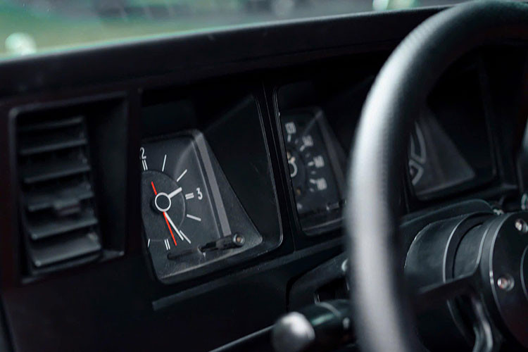 Phần cốp xe phía sau của chiếc xe cũng được bọc da và bổ sung thêm 1 loa sub cỡ lớn. Theo đại diện phía xưởng độ chiếc Toyota Crown đời 1972 này cho hay, "Tuy phục chế một chiếc xe cổ nhưng chúng tôi vẫn cung cấp những nhu cầu giải trí cơ bản cho khách hàng”.