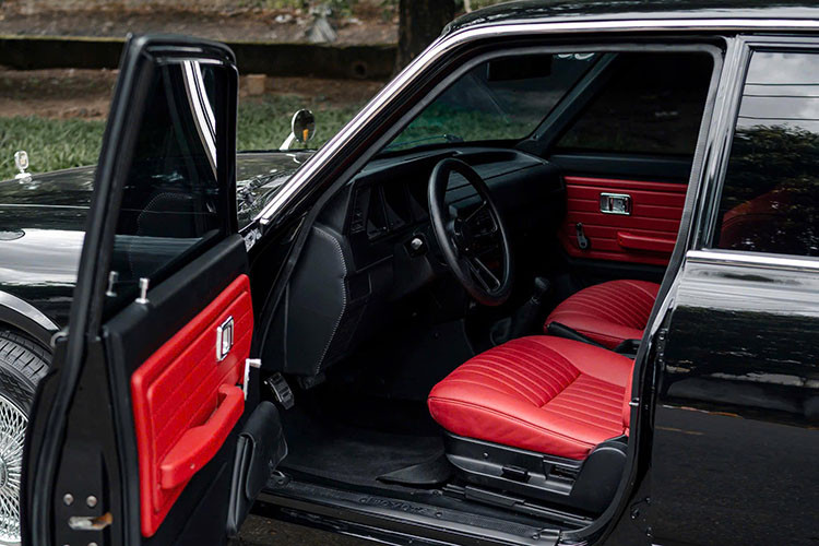 Những chi tiết kim loại như lẫy mở cửa, cần xoay hạ kính đều là sản phẩm của những người thợ Việt Nam. Toàn bộ 2 hàng ghế được bọc da Nappa màu đỏ, chất liệu thường thấy trên các dòng xe của Mercedes-Benz.