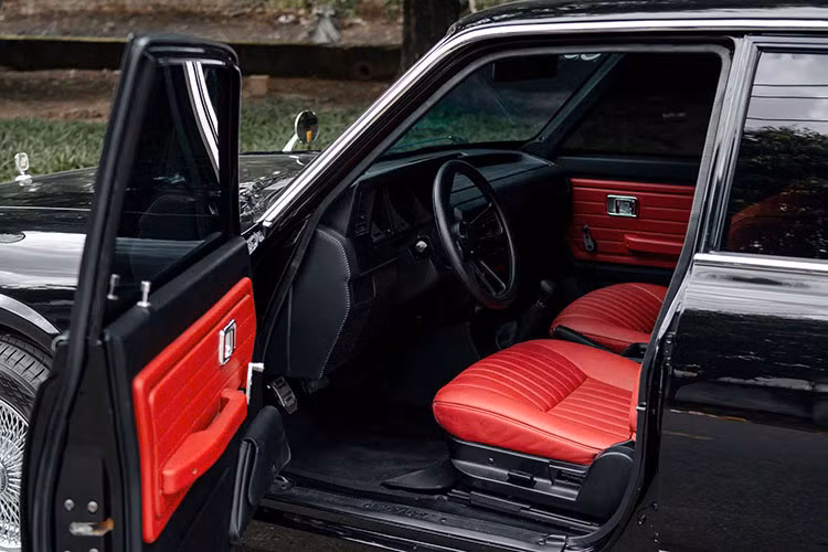 Những chi tiết kim loại như lẫy mở cửa, cần xoay hạ kính đều là sản phẩm của những người thợ Việt Nam. Toàn bộ 2 hàng ghế được bọc da Nappa màu đỏ, chất liệu thường thấy trên các dòng xe của Mercedes-Benz.