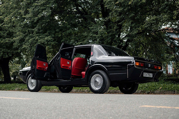 Nội thất xe cũng được phục dựng sát với thiết kế nguyên bản nhưng có thêm một số nâng cấp. Phần tap-lô được đặt hàng từ Nhật Bản trong khi tap-pi cửa được làm dày hơn và bọc da hai tông màu đỏ - đen. Các chi tiết nhỏ như lẫy mở cửa và cần xoay hạ kính đều là sản phẩm thủ công của thợ Việt.