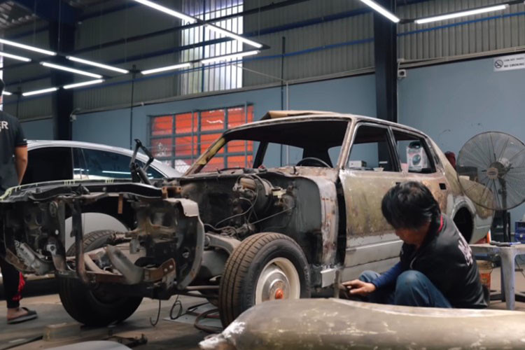 Những chi tiết của chiếc xe sedan Toyota Crown 1972 huyền thoại này đã bị han rỉ mục ruỗng và được loại bỏ và thay thế bằng thép mới. Chiếc xe được khoác lên lớp sơn màu đen bóng, sử dụng mã màu từ Bentley tạo vẻ ngoài sang trọng và đẳng cấp.