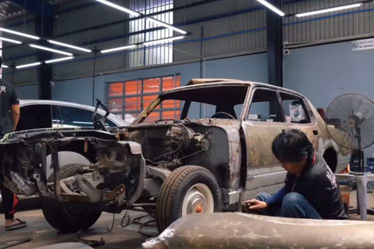 Những chi tiết của chiếc xe sedan Toyota Crown 1972 huyền thoại này đã bị han rỉ mục ruỗng và được loại bỏ và thay thế bằng thép mới. Chiếc xe được khoác lên lớp sơn màu đen bóng, sử dụng mã màu từ Bentley tạo vẻ ngoài sang trọng và đẳng cấp.