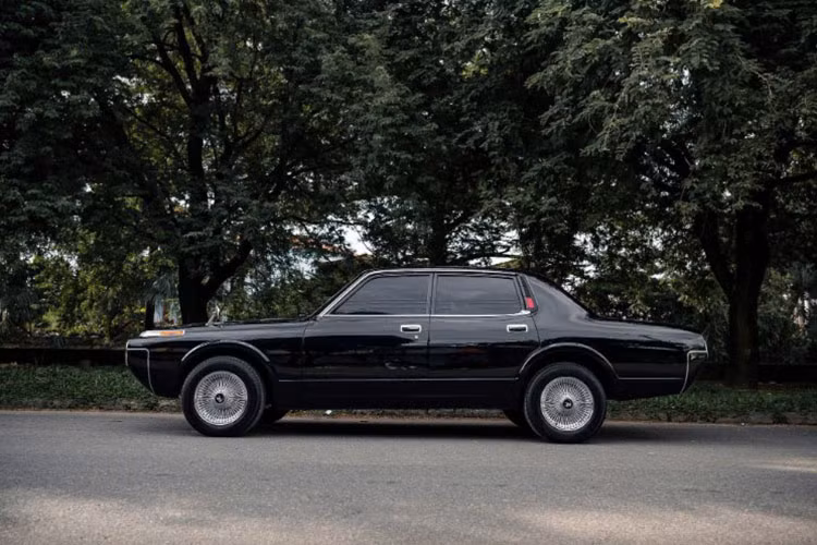 Tuy nhiên khi tiếp nhận chiếc Toyota Crown đời 1972 này, tình trạng ban đầu của xe rất tệ với phần khung và vỏ xe đã mục ruỗng nghiêm trọng. Đội ngũ thợ phải mất hơn một tháng so với dự kiến để hoàn thiện công đoạn khó khăn nhất là làm lại toàn bộ thân vỏ.